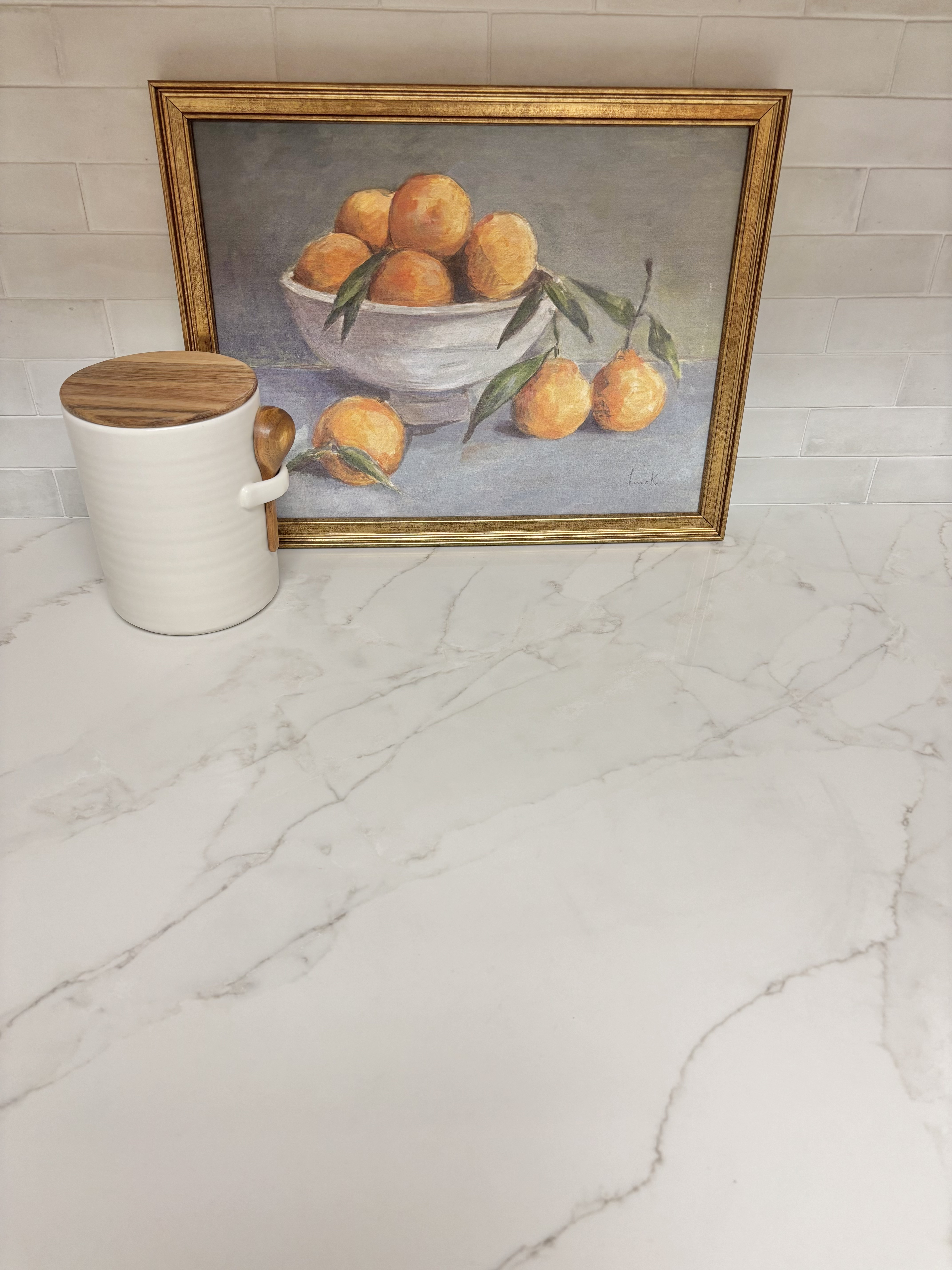 light quartz countertop with light gray and gold marble vein